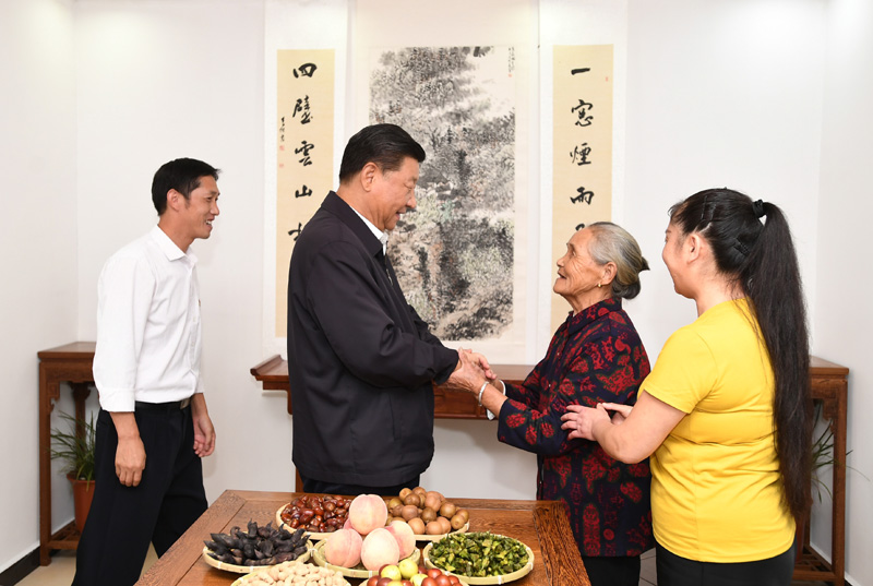 　　9月16日至18日，中共中央總書記、國(guó)家主席、中央軍委主席習(xí)近平在河南考察。這是16日下午，習(xí)近平在信陽(yáng)市新縣田鋪鄉(xiāng)田鋪大塆“老家寒舍”民宿店，同店主一家親切交談。 新華社記者 謝環(huán)馳 攝