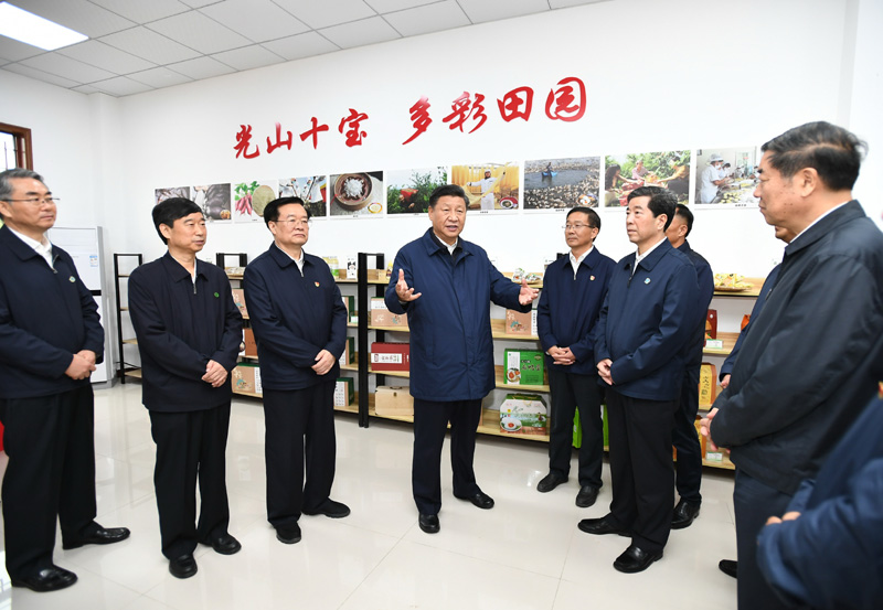 9月16日至18日，中共中央總書記、國(guó)家主席、中央軍委主席習(xí)近平在河南考察。這是17日上午，習(xí)近平在信陽(yáng)市光山縣文殊鄉(xiāng)東岳村文化接待中心，了解光山縣脫貧工作和中辦在光山縣扶貧工作情況。新華社記者 謝環(huán)馳 攝