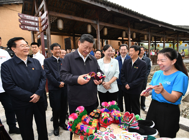 　　9月16日至18日，中共中央總書記、國(guó)家主席、中央軍委主席習(xí)近平在河南考察。這是16日下午，習(xí)近平在信陽(yáng)市新縣田鋪鄉(xiāng)田鋪大塆考察調(diào)研。 新華社記者 謝環(huán)馳 攝