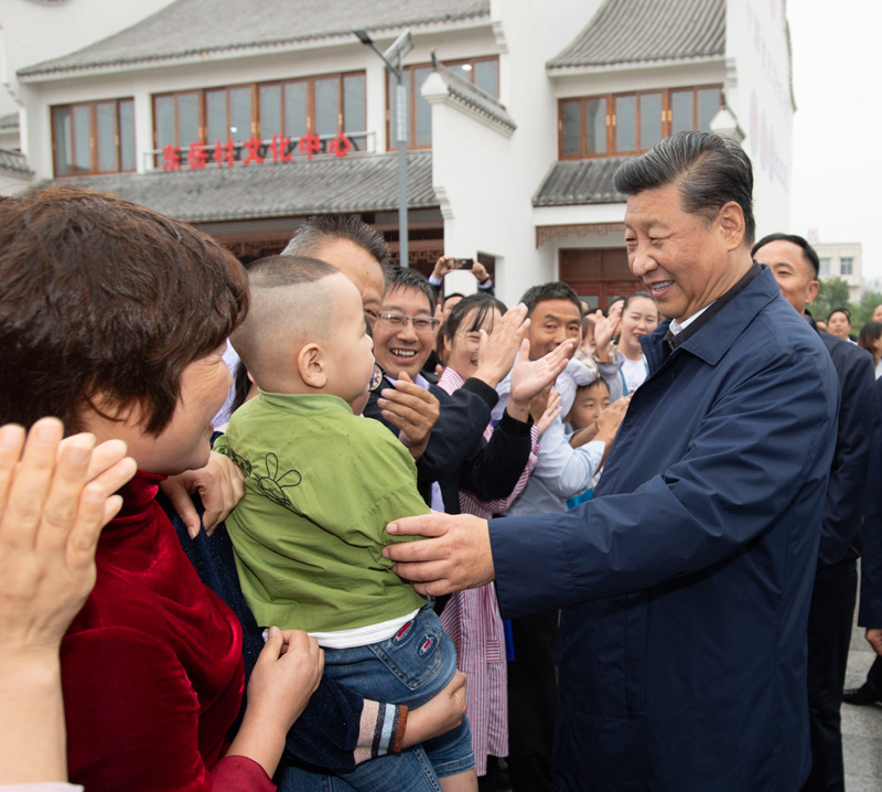 9月16日至18日，中共中央總書記、國(guó)家主席、中央軍委主席習(xí)近平在河南考察。這是17日上午，習(xí)近平在信陽(yáng)市光山縣文殊鄉(xiāng)東岳村同鄉(xiāng)親們親切交流，祝愿鄉(xiāng)親們生活芝麻開(kāi)花節(jié)節(jié)高。新華社記者 謝環(huán)馳 攝