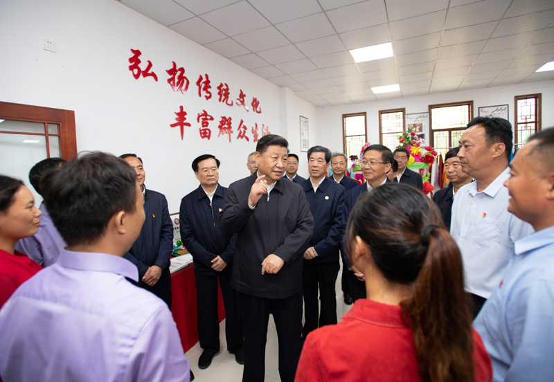 9月16日至18日，中共中央總書記、國(guó)家主席、中央軍委主席習(xí)近平在河南考察。這是17日上午，習(xí)近平在信陽(yáng)市光山縣文殊鄉(xiāng)東岳村文化接待中心，同當(dāng)?shù)孛撠氈赂粠ь^人親切交流，勉勵(lì)他們帶動(dòng)更多鄉(xiāng)親們致富。新華社記者 謝環(huán)馳 攝