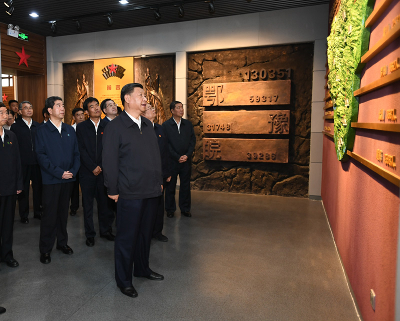 9月16日至18日，中共中央總書記、國(guó)家主席、中央軍委主席習(xí)近平在河南考察。這是16日下午，習(xí)近平來(lái)到位于信陽(yáng)市新縣的鄂豫皖蘇區(qū)首府烈士陵園，瞻仰革命烈士紀(jì)念堂。 新華社記者 謝環(huán)馳 攝
