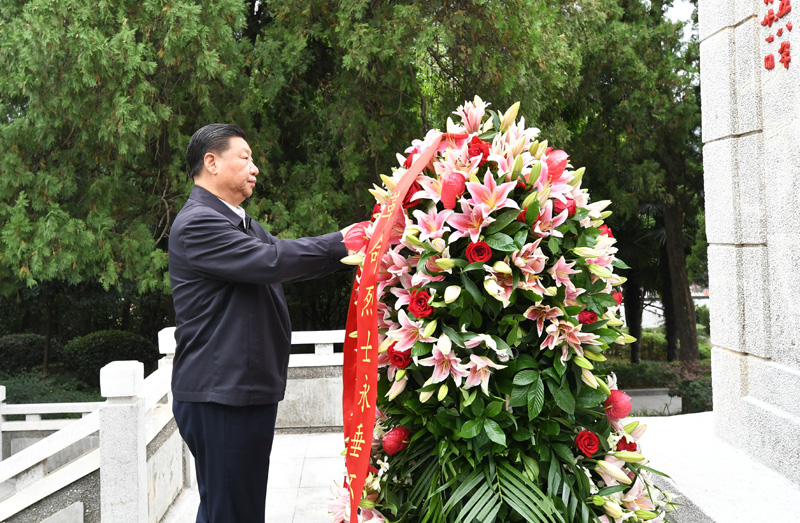 　　9月16日至18日，中共中央總書記、國(guó)家主席、中央軍委主席習(xí)近平在河南考察。這是16日下午，習(xí)近平來(lái)到位于信陽(yáng)市新縣的鄂豫皖蘇區(qū)首府烈士陵園，瞻仰革命烈士紀(jì)念碑，向革命先烈敬獻(xiàn)花籃。 新華社記者 謝環(huán)馳 攝