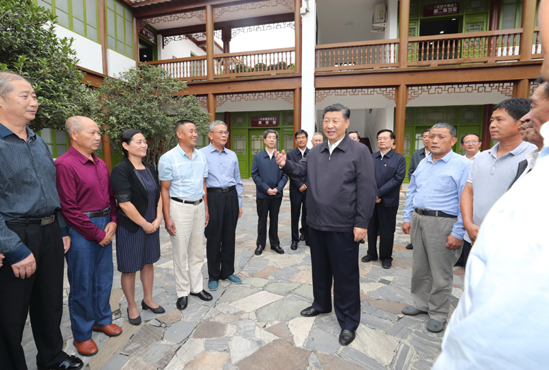 　　9月16日至18日，中共中央總書記、國(guó)家主席、中央軍委主席習(xí)近平在河南考察。這是16日下午，習(xí)近平在位于信陽(yáng)市新縣的鄂豫皖蘇區(qū)首府革命博物館，同當(dāng)?shù)丶t軍后代、革命烈士家屬代表親切交談。 新華社記者 鞠鵬 攝