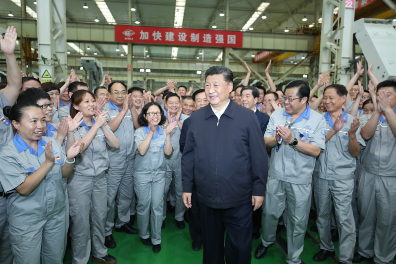 9月16日至18日，中共中央總書記、國(guó)家主席、中央軍委主席習(xí)近平在河南考察。這是17日下午，習(xí)近平在鄭州煤礦機(jī)械集團(tuán)股份有限公司總裝車間同工人們親切交流，鼓勵(lì)他們加強(qiáng)自主創(chuàng)新，爭(zhēng)創(chuàng)發(fā)展戰(zhàn)略優(yōu)勢(shì)。新華社記者 鞠鵬 攝