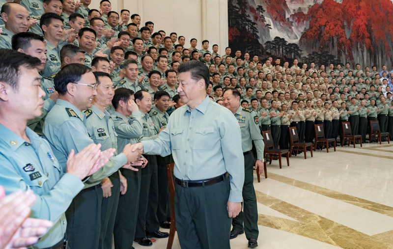 9月16日至18日，中共中央總書記、國(guó)家主席、中央軍委主席習(xí)近平在河南考察。這是18日上午，習(xí)近平在鄭州親切接見(jiàn)駐河南部隊(duì)副師職以上領(lǐng)導(dǎo)干部和團(tuán)級(jí)單位主官，代表黨中央和中央軍委向駐河南部隊(duì)全體官兵致以誠(chéng)摯問(wèn)候。新華社記者 李剛 攝