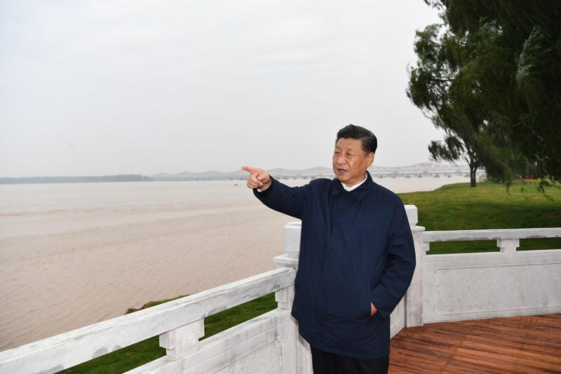 9月16日至18日，中共中央總書記、國(guó)家主席、中央軍委主席習(xí)近平在河南考察。這是17日下午，習(xí)近平在鄭州黃河國(guó)家地質(zhì)公園，眺望黃河鄭州段。新華社記者 謝環(huán)馳 攝