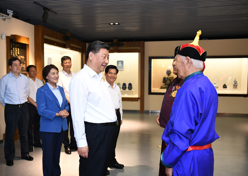 7月15日至16日，中共中央總書記、國家主席、中央軍委主席習(xí)近平在內(nèi)蒙古考察并指導(dǎo)開展“不忘初心、牢記使命”主題教育。這是15日上午，習(xí)近平在赤峰博物館同古典民族史詩《格薩（斯）爾》非物質(zhì)文化遺產(chǎn)傳承人親切交談。