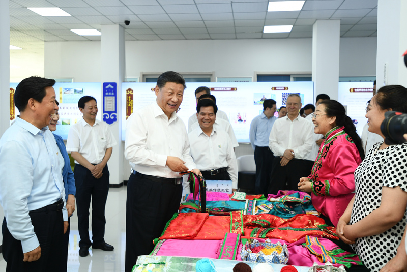 7月15日至16日，中共中央總書記、國家主席、中央軍委主席習(xí)近平在內(nèi)蒙古考察并指導(dǎo)開展“不忘初心、牢記使命”主題教育。這是15日上午，習(xí)近平在赤峰市松山區(qū)興安街道臨潢家園社區(qū)，同社區(qū)居民親切交流。