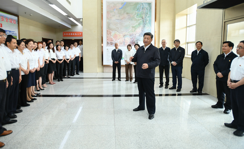 7月15日至16日，中共中央總書記、國家主席、中央軍委主席習(xí)近平在內(nèi)蒙古考察并指導(dǎo)開展“不忘初心、牢記使命”主題教育。這是16日上午，習(xí)近平到內(nèi)蒙古自治區(qū)自然資源廳，實地調(diào)研指導(dǎo)開展“不忘初心、牢記使命”主題教育。