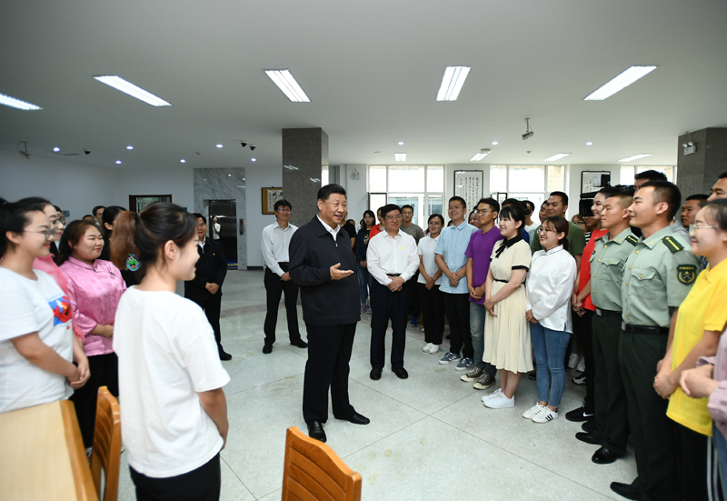 7月15日至16日，中共中央總書記、國家主席、中央軍委主席習(xí)近平在內(nèi)蒙古考察并指導(dǎo)開展“不忘初心、牢記使命”主題教育。這是16日上午，習(xí)近平在內(nèi)蒙古大學(xué)圖書館同學(xué)生們親切交談，勉勵他們志存高遠、腳踏實地、發(fā)奮圖強。