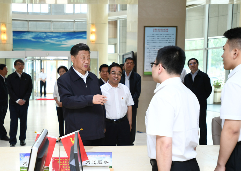 7月15日至16日，中共中央總書記、國家主席、中央軍委主席習(xí)近平在內(nèi)蒙古考察并指導(dǎo)開展“不忘初心、牢記使命”主題教育。這是16日上午，習(xí)近平在內(nèi)蒙古自治區(qū)自然資源廳自然資源政務(wù)大廳同工作人員交談，了解開展主題教育和落實便捷高效政務(wù)服務(wù)等情況。