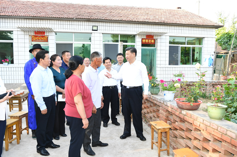 7月15日至16日，中共中央總書記、國家主席、中央軍委主席習(xí)近平在內(nèi)蒙古考察并指導(dǎo)開展“不忘初心、牢記使命”主題教育。這是15日下午，習(xí)近平在赤峰市喀喇沁旗河南街道馬鞍山村村民張國利家，同基層干部群眾代表親切交流。