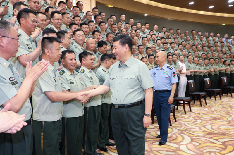 7月15日至16日，中共中央總書記、國家主席、中央軍委主席習(xí)近平在內(nèi)蒙古考察并指導(dǎo)開展“不忘初心、牢記使命”主題教育。這是16日上午，習(xí)近平在呼和浩特親切接見駐內(nèi)蒙古部隊副師職以上領(lǐng)導(dǎo)干部和團級單位主官，代表黨中央和中央軍委向駐內(nèi)蒙古部隊全體官兵致以誠摯問候。