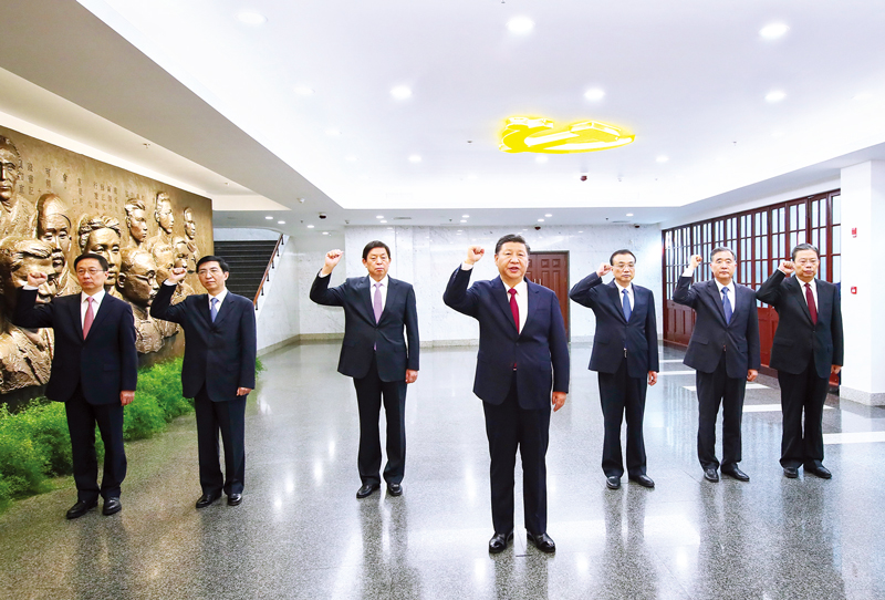 　2017年10月31日，中共中央總書記、國家主席、中央軍委主席習近平帶領中共中央政治局常委李克強、栗戰(zhàn)書、汪洋、王滬寧、趙樂際、韓正，瞻仰上海中共一大會址和浙江嘉興南湖紅船。這是31日上午，在上海中共一大會址紀念館，習近平帶領其他中共中央政治局常委同志一起重溫入黨誓詞。 新華社記者 蘭紅光/攝