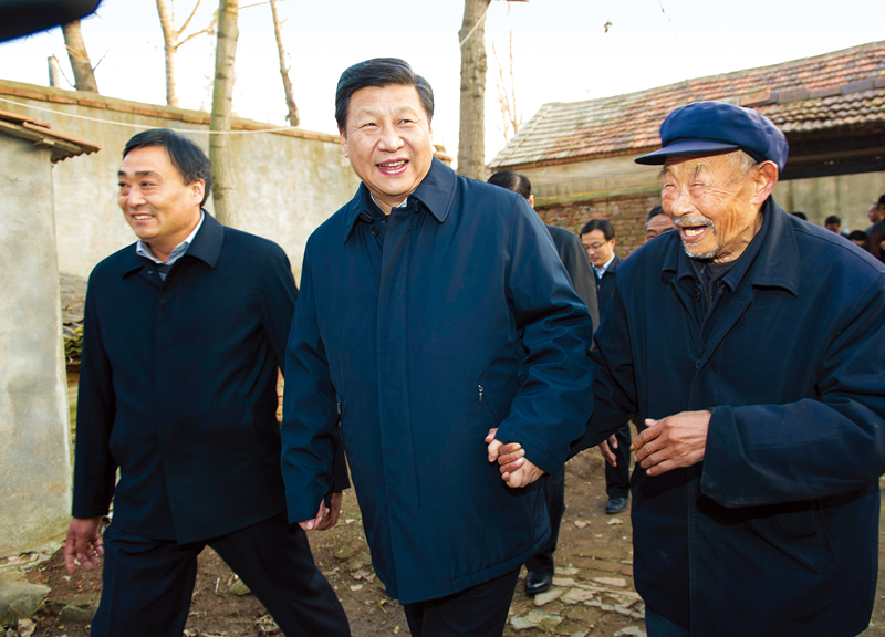 　2013年11月24日至28日，中共中央總書記、國家主席、中央軍委主席習近平在山東考察。 這是25日下午，習近平在地處沂蒙老區(qū)的臨沭縣曹莊鎮(zhèn)朱村親切地拉著83歲的“老支前”王克昌的手去他家看望。 新華社記者 謝環(huán)馳/攝