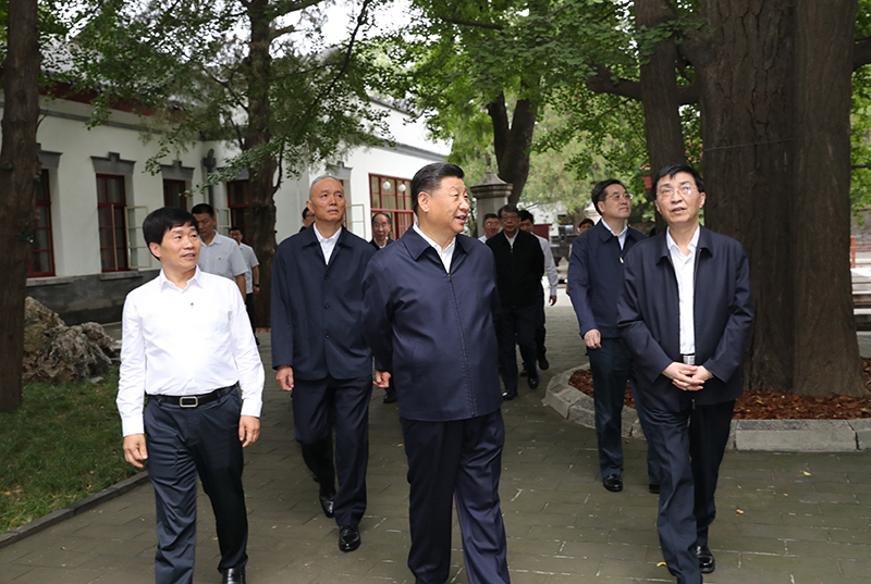 9月12日，中共中央總書(shū)記、國(guó)家主席、中央軍委主席習(xí)近平視察中共中央北京香山革命紀(jì)念地。這是習(xí)近平瞻仰雙清別墅。