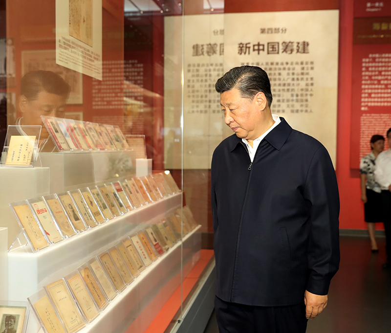9月12日，中共中央總書(shū)記、國(guó)家主席、中央軍委主席習(xí)近平視察中共中央北京香山革命紀(jì)念地。這是習(xí)近平在香山革命紀(jì)念館參觀《為新中國(guó)奠基》主題展覽。