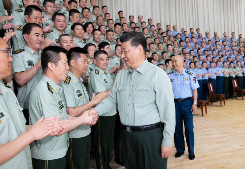 8月22日，中共中央總書記、國家主席、中央軍委主席習(xí)近平到空軍某基地視察。這是習(xí)近平親切接見駐甘肅部隊副師職以上領(lǐng)導(dǎo)干部和團級單位主官。