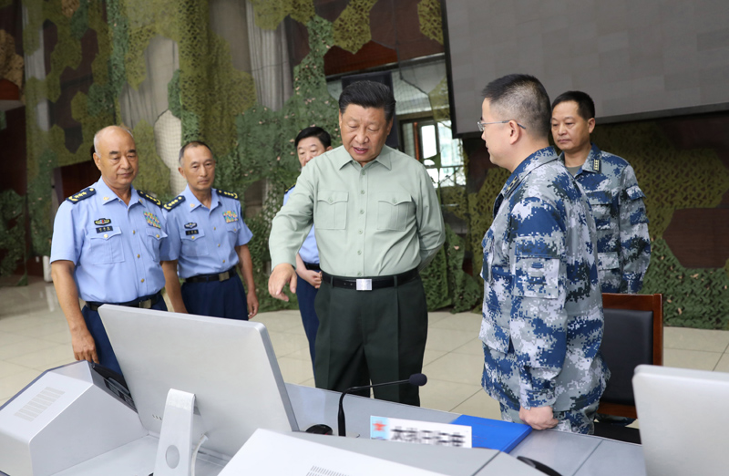 8月22日，中共中央總書記、國家主席、中央軍委主席習(xí)近平到空軍某基地視察。這是習(xí)近平察看基地作戰(zhàn)指揮中心，了解戰(zhàn)備值班和訓(xùn)練情況。
