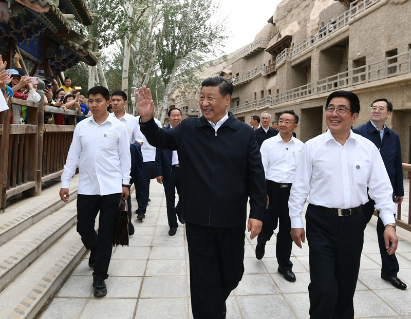 8月19日至22日，中共中央總書記、國家主席、中央軍委主席習(xí)近平在甘肅考察。這是19日下午，習(xí)近平在敦煌莫高窟考察調(diào)研時(shí)，向正在參觀的游客親切招手致意。