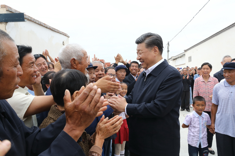8月19日至22日，中共中央總書記、國家主席、中央軍委主席習(xí)近平在甘肅考察。這是21日上午，習(xí)近平在武威市古浪縣黃花灘生態(tài)移民區(qū)富民新村同村民親切交談。