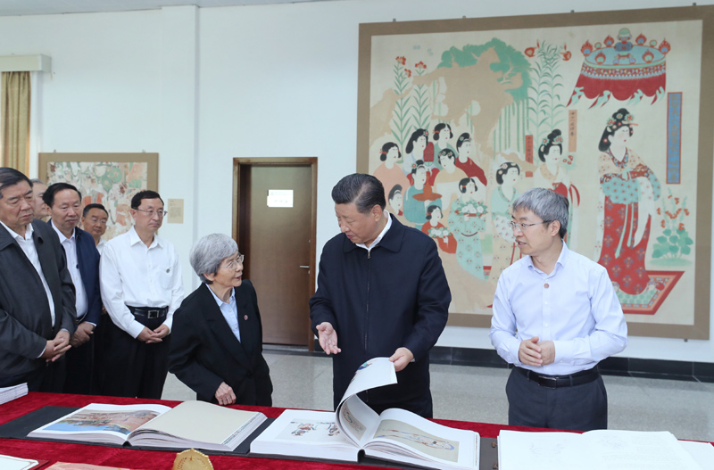 8月19日至22日，中共中央總書記、國家主席、中央軍委主席習(xí)近平在甘肅考察。這是19日下午，習(xí)近平在敦煌研究院察看珍藏文物和學(xué)術(shù)成果展示，了解文物保護(hù)和研究、弘揚(yáng)優(yōu)秀歷史文化情況。