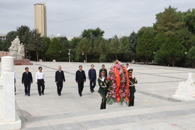 8月19日至22日，中共中央總書記、國家主席、中央軍委主席習(xí)近平在甘肅考察。這是20日上午，習(xí)近平來到張掖市高臺縣，瞻仰中國工農(nóng)紅軍西路軍紀(jì)念碑，向革命先烈敬獻(xiàn)花籃。