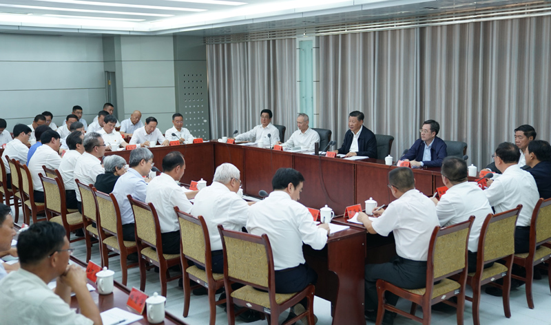 8月19日至22日，中共中央總書記、國家主席、中央軍委主席習(xí)近平在甘肅考察。這是19日下午，習(xí)近平在敦煌研究院同有關(guān)專家、學(xué)者和文化單位代表座談并發(fā)表重要講話。