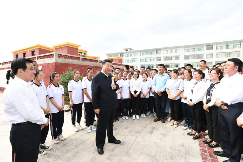 8月19日至22日，中共中央總書記、國家主席、中央軍委主席習(xí)近平在甘肅考察。這是20日下午，習(xí)近平在張掖市山丹培黎學(xué)校同師生親切交流。