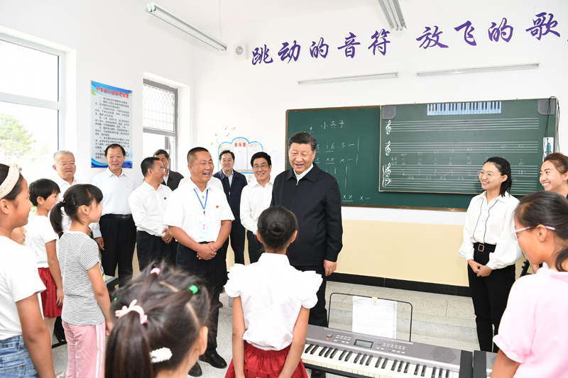 8月19日至22日，中共中央總書記、國家主席、中央軍委主席習(xí)近平在甘肅考察。這是21日上午，習(xí)近平在武威市古浪縣黃花灘生態(tài)移民區(qū)富民新村富民小學(xué)的音樂教室，認(rèn)真觀看正在進(jìn)行的音樂課教學(xué)。