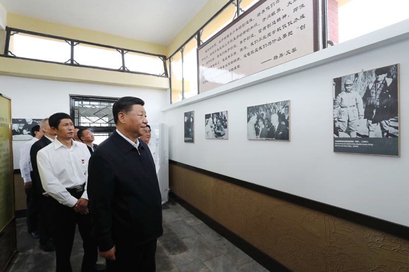 8月19日至22日，中共中央總書記、國家主席、中央軍委主席習(xí)近平在甘肅考察。這是20日下午，習(xí)近平在張掖市山丹培黎學(xué)校參觀學(xué)校創(chuàng)辦人路易·艾黎故居。