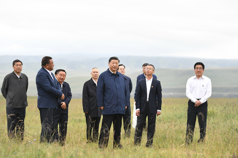 8月19日至22日，中共中央總書記、國家主席、中央軍委主席習(xí)近平在甘肅考察。這是20日下午，習(xí)近平在中農(nóng)發(fā)山丹馬場有限責(zé)任公司一場考察，實(shí)地了解祁連山生態(tài)環(huán)境恢復(fù)和保護(hù)情況。