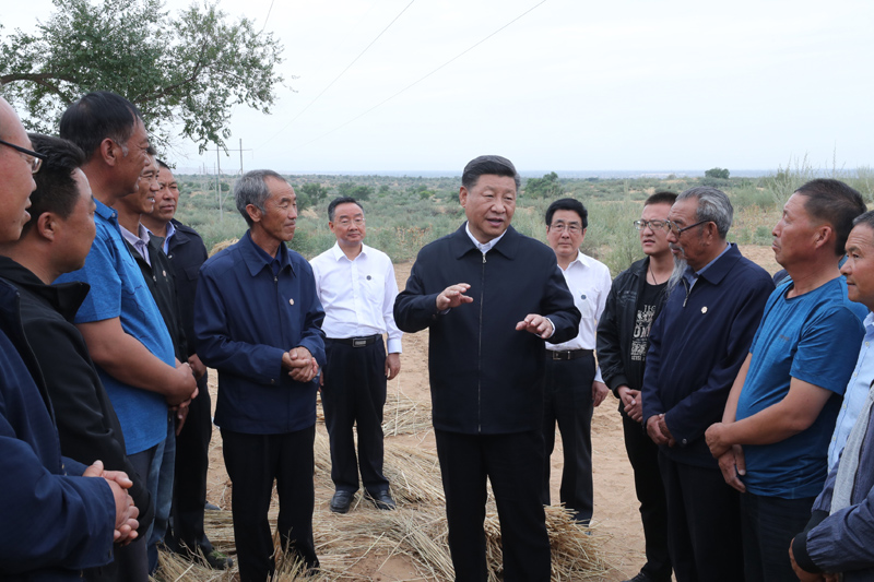 8月19日至22日，中共中央總書記、國家主席、中央軍委主席習(xí)近平在甘肅考察。這是21日上午，習(xí)近平在武威市古浪縣八步沙林場同“六老漢”代表及林場職工親切交談。
