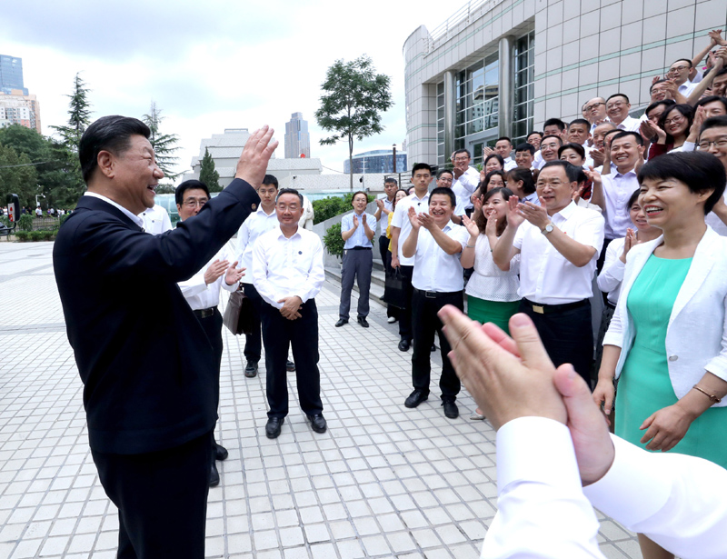 8月19日至22日，中共中央總書記、國家主席、中央軍委主席習(xí)近平在甘肅考察。這是21日下午，習(xí)近平在讀者出版集團(tuán)有限公司同工作人員親切交談。