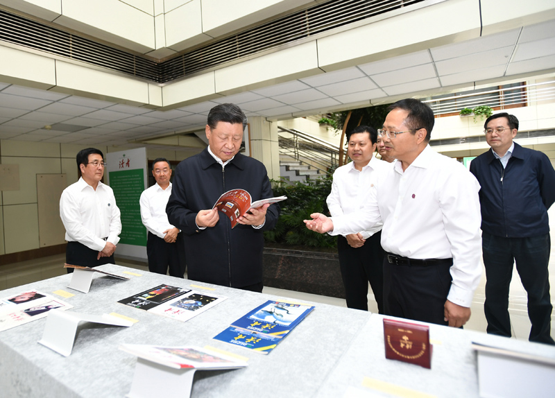 8月19日至22日，中共中央總書記、國家主席、中央軍委主席習(xí)近平在甘肅考察。這是21日下午，習(xí)近平在讀者出版集團(tuán)有限公司考察。