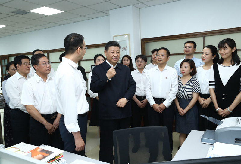 8月19日至22日，中共中央總書記、國家主席、中央軍委主席習(xí)近平在甘肅考察。這是21日下午，習(xí)近平在《讀者》編輯部同工作人員交流，勉勵(lì)他們?yōu)槿嗣裉峁└鄡?yōu)秀精神食糧。