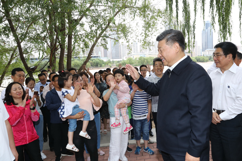 8月19日至22日，中共中央總書記、國家主席、中央軍委主席習(xí)近平在甘肅考察。這是21日下午，習(xí)近平在蘭州市黃河治理蘭鐵泵站項(xiàng)目點(diǎn)同正在休閑的群眾親切交談。