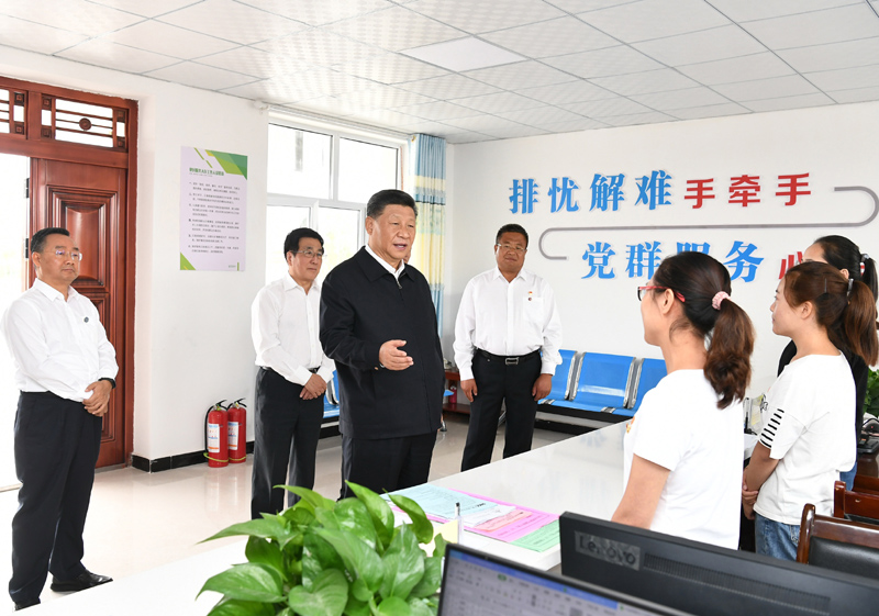 8月19日至22日，中共中央總書記、國家主席、中央軍委主席習(xí)近平在甘肅考察。這是21日上午，習(xí)近平在武威市古浪縣黃花灘生態(tài)移民區(qū)富民新村黨群服務(wù)中心考察。